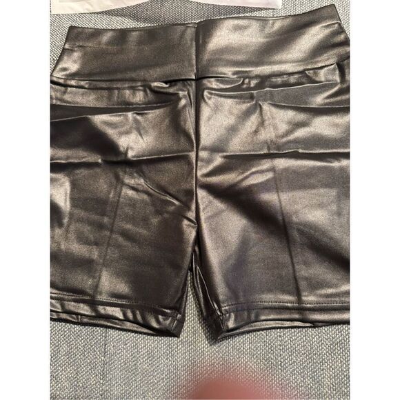 ZASUWA FEMALE GLOSSY PU FAUX LEATHER PEACH BUTT SPANDEX GYM BOOTY SHORTS - Picture 3 of 5